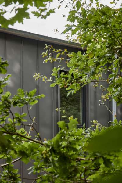 Stahlprofile und Holzschalung gestalten geschmackvolle Fassade, Geibelstraße 18, 23611 Bad Schwartau
